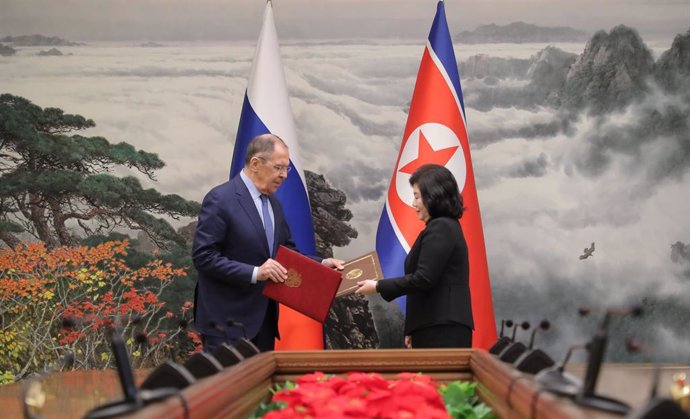 Archivo - HANDOUT - 19 October 2023, North Korea, Pyongyang: A picture released by the North Korean state news agency (KCNA) on 20 October 2023 shows North Korean Foreign Minister Choe Son-hui (R) and Russian Foreign Minister Sergei Lavrov handing over a 