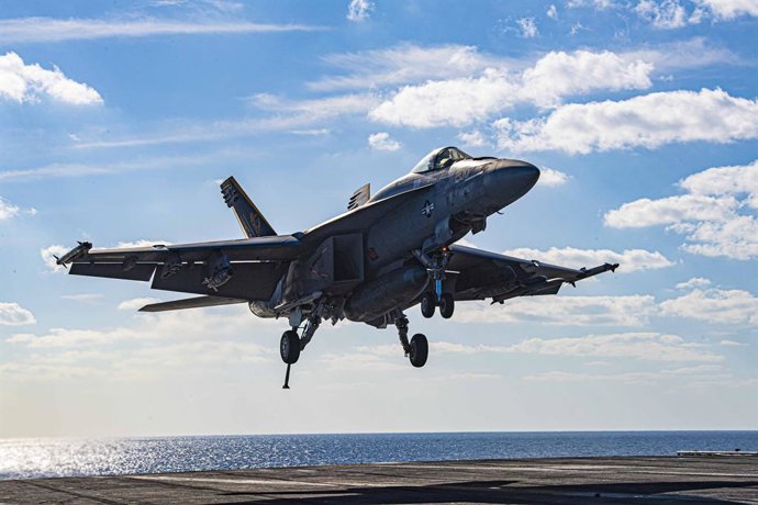 Archivo - November 14, 2023, Red Sea, United States: A U.S. Navy F/A-18E Super Hornet fighter jet, attached to the Rampagers of Strike Fighter Squadron 83, lands on the flight deck of the Nimitz-class aircraft carrier USS Dwight D. Eisenhower in support
