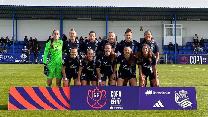 Las jugadoras de la Real Sociedad posan antes de su partido de octavos de la Copa de la Reina ante el Sporting Club Huelva