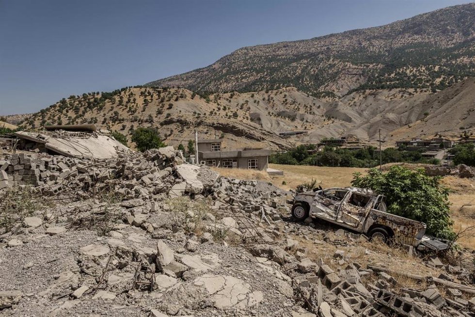 Archivo - Restos de un bombardeo sobre posiciones kurdas en las montañas de Qandil, en Irak, en una imagen de archivo
