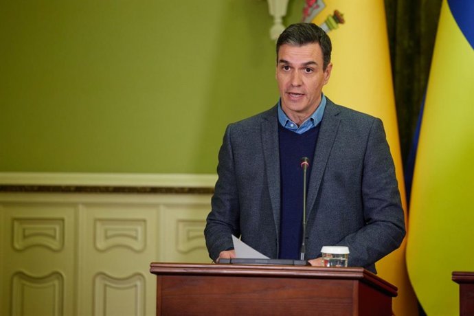 Archivo - El presidente del Gobierno, Pedro Sánchez, ofrece declaraciones a los medios de comunicación tras reunirse con el presidente de Ucrania, Volodimir Zelenski, a 21 de abril de 2022, en Kiev (Ucrania). Sánchez despegó ayer miércoles 20 de abril h