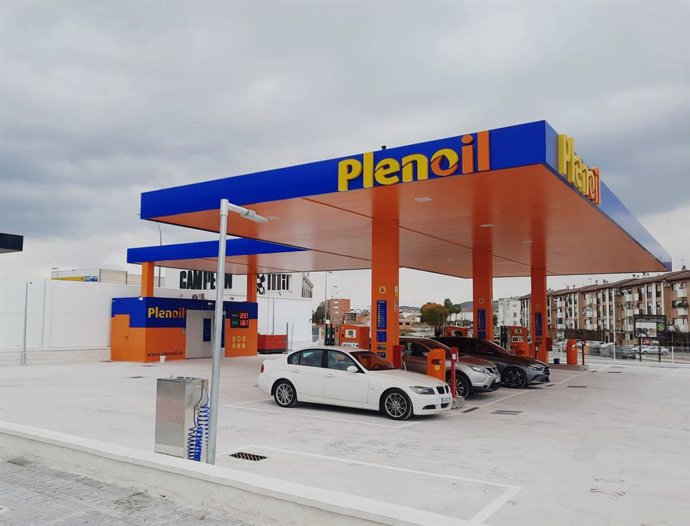 Archivo - Una gasolinera 'low cost' de Plenoil