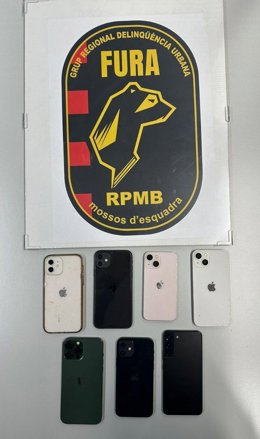 Los Mossos d'Esquadra detienen a dos personas por presuntamente robar 5.600 euros en móviles en locales de ocio de Barcelona