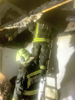 Un incendio en una vivienda de Treceño afecta a la cubierta de la chimenea