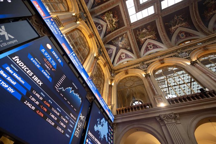 Archivo - Un panel del Ibex 35, en el Palacio de la Bolsa, a 25 de octubre de 2023, en Madrid (España). El Ibex 35 ha iniciado la sesión de hoy con una bajada del 0,2%, lo que le ha llevado a situarse en 8.957,92 puntos, en una jornada marcada por la in