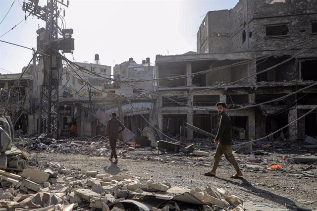 Palestinos entre edificios destruidos o dañados por los bombardeos del Ejército de Israel contra la ciudad de Jan Yunis, en el sur de la Franja de Gaza (archivo)