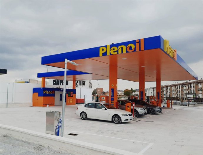 Archivo - Una gasolinera 'low-cost' de Plenoil de Puente Genil.