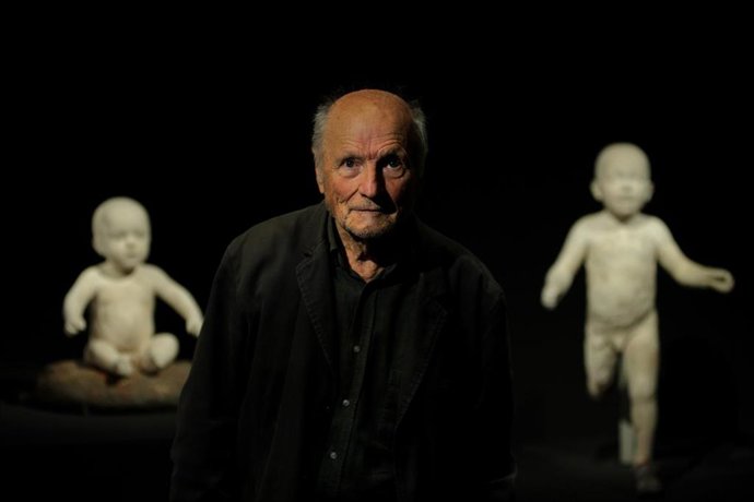 Archivo - El artista Antonio López durante posa junto a sus obras en la presentación de la exposición Antonio López, en La Pedrera, a 21 de septiembre de 2023, en Barcelona