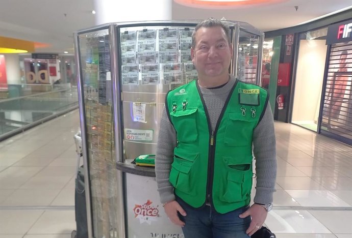 Antoni Guillén, en el punto de venta de la ONCE en el centro comercial Alcampo, en la Ronda del Tamarguillo en Sevilla.