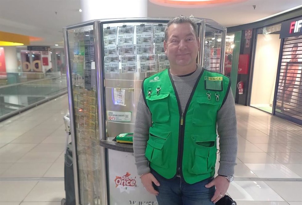 Antoni Guillén, en el punto de venta de la ONCE en el centro comercial Alcampo, en la Ronda del Tamarguillo en Sevilla.