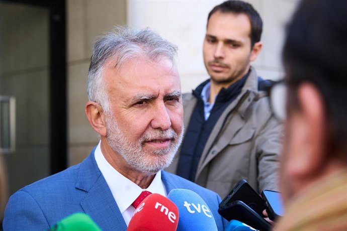 Archivo - El ministro de Política Territorial, Ángel Víctor Torres, atiende a los medios de comunicación durante la toma de posesión de la nueva delegada del Gobierno en Cantabria, Eugenia Gómez de Diego, en el paraninfo de la Universidad de Cantabria, 