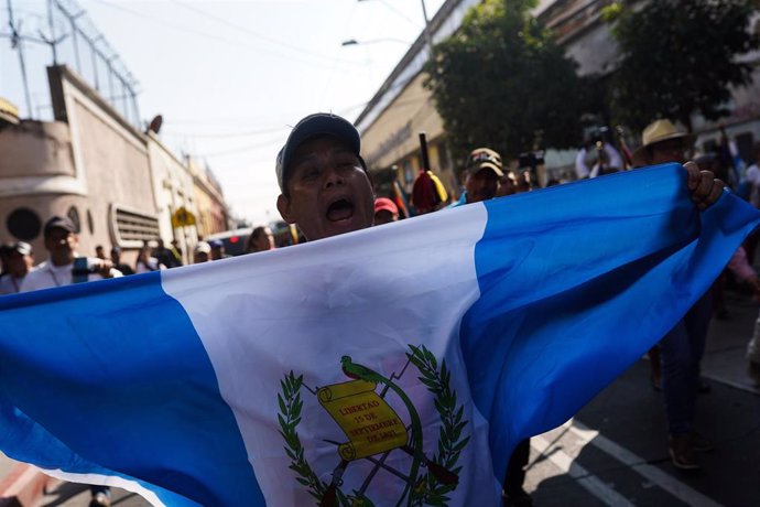 Protestas de los partidarios del presidente Bernardo Arévalo frente al Congreso de Guatemala.