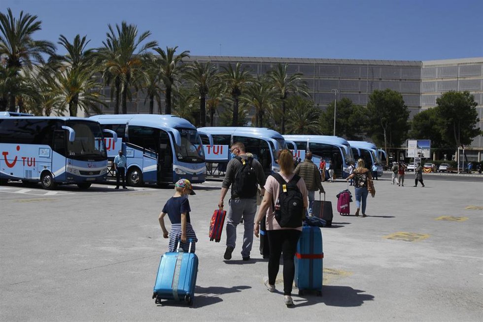 Archivo - Viajeros procedentes de Alemania suben a los autobuses.