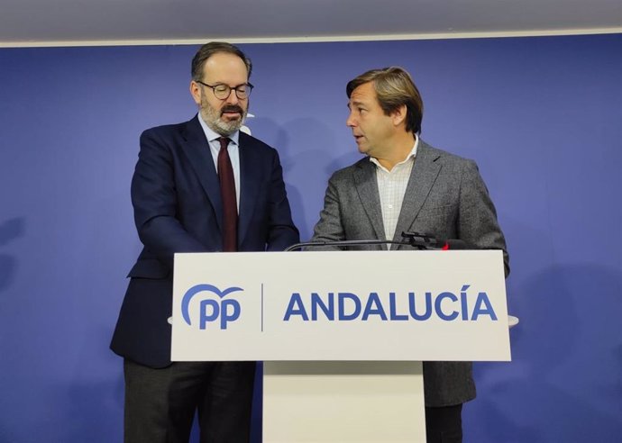 Repullo (dcha.) habla con Molina en la sede del PP de Córdoba.