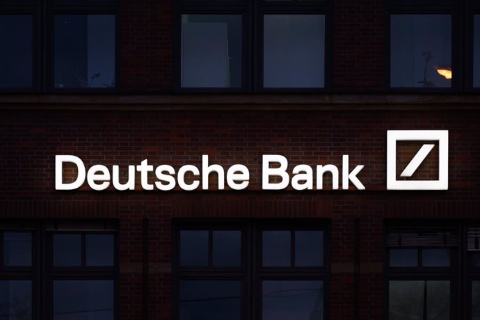 Archivo - FILED - 04 April 2023, Saxony, Dresden: The Deutsche Bank logo pictured on a branch. Photo: Robert Michael/dpa