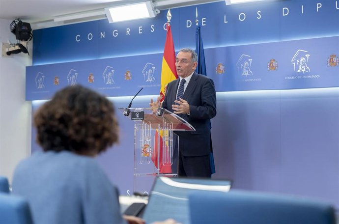 El secretario general del PCE en España, portavoz parlamentario de IU y diputado de Sumar, Enrique Santiago, ofrece una rueda de prensa en el Congreso de los Diputados, a 12 de enero de 2024, en Madrid (España).