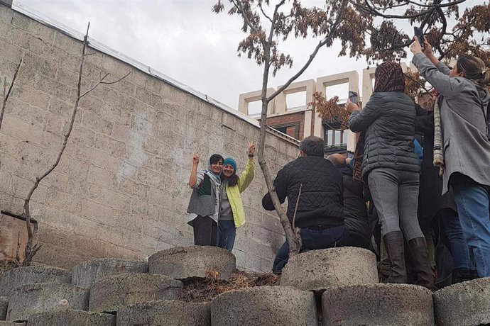 Las periodistas Elahe Mohamadi y Niloofar Hamedi, encarceladas tras informar de la muerte de Mahsa Amini, tras abandonar la cárcel