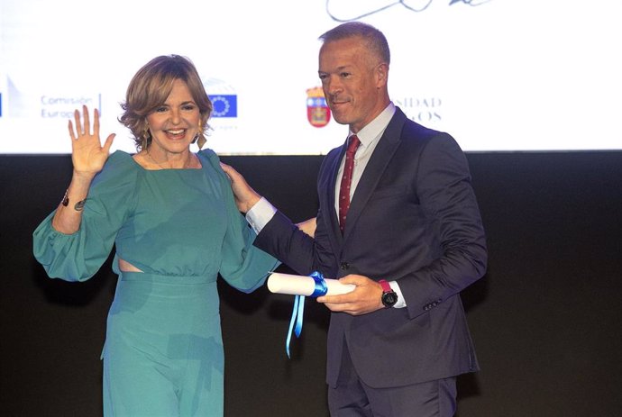 Archivo - La corresponsal internacional y de guerra de TVE, Almudena Ariza (i), recibe un premio durante la entrega de la XXIX edición del Premio Europeo de Periodismo Salvador de Madariaga en el Paraninfo de la Universidad de Burgos, a 12 de junio de