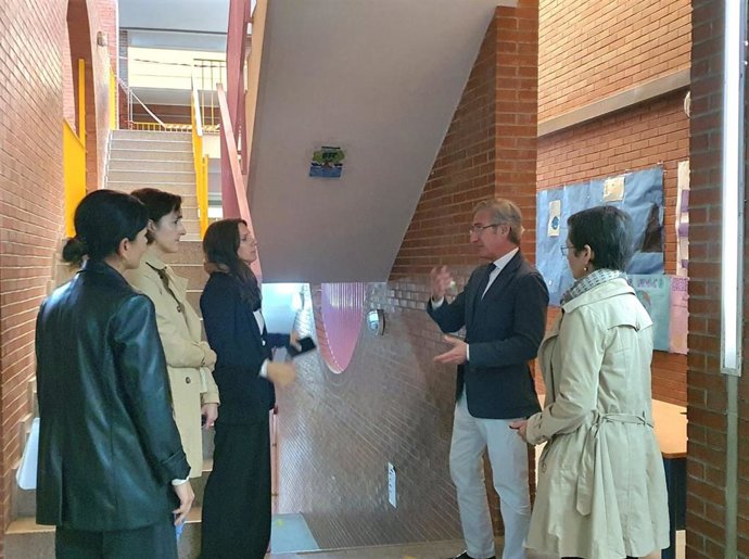 El delegado de Desarrollo Educativo y Formación Profesional en Sevilla, Miguel Ángel Araúz, en el IES Gonzalo Nazareno de Dos Hermanas (Sevilla).