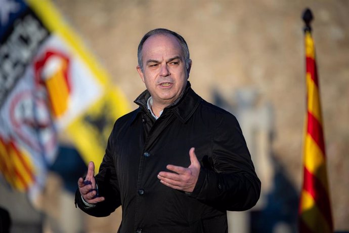 El secretario general de Junts per Catalunya, Jordi Turull, atiende a los medios de comunicación durante la ofrenda floral anual a la tumba del expresidente de la Generalitat Francesc Maci