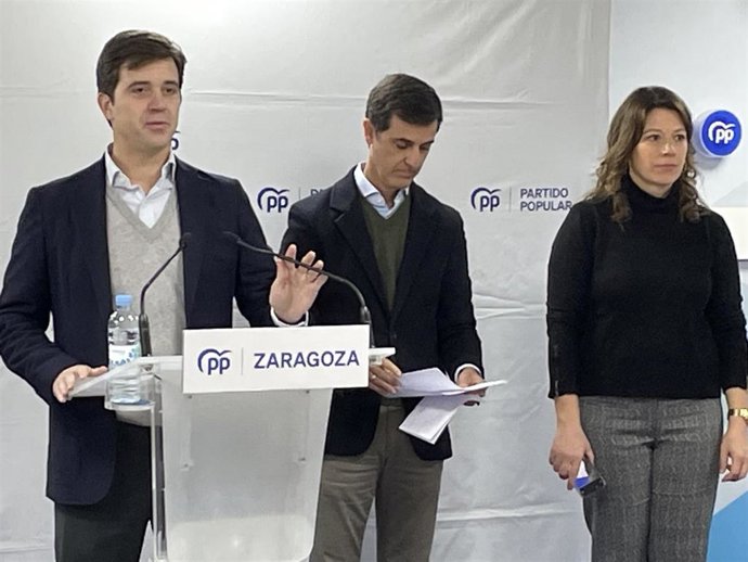El presidente provincial del PP de Zaragoza, Ramón Celma, con diputados de este partido al Congreso.