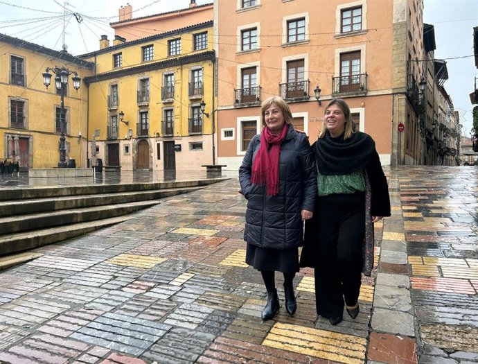 La alcaldesa de Avilés, Mariví Monteserín y la vicepresidenta y consejera de Presidencia, Reto Demográfico, Igualdad y Turismo, Gimena Llamedo, en Avilés.