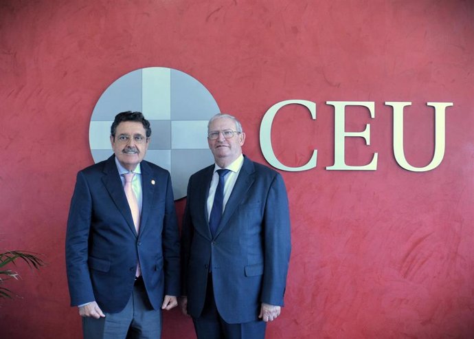 De izquierda a derecha, José Alberto Parejo, rector de la Universidad CEU Fernando III, y Francisco Vélez, presidente del Consejo General de Hermandades y Cofradías Sevilla.