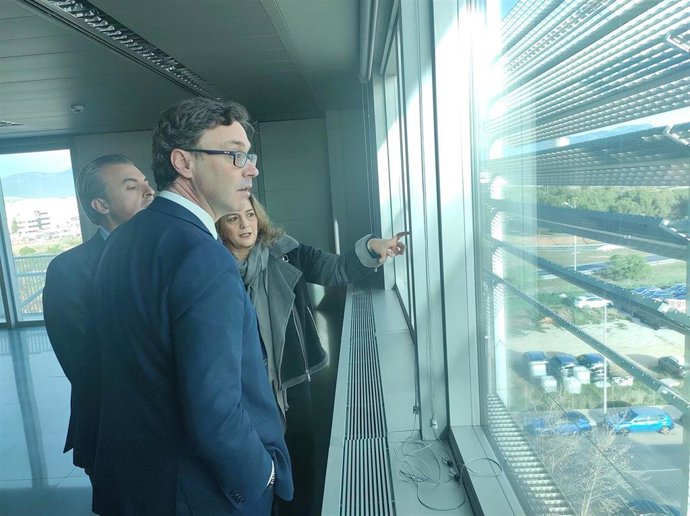 El conseller de Economía, Hacienda e Innovación, Antoni Costa; el conseller de Educación y Universidades, Antoni Vera, y la directora general del Tesoro, Patrimonio y Política Financiera, Susana Pérez.