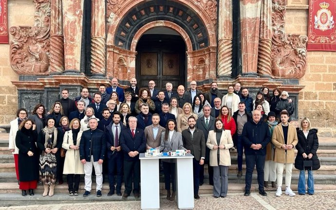 Los asistentes al acto de presentación, ante la fachada de la Basílica de la Vera Cruz.