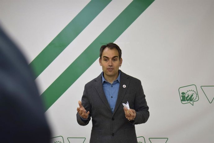 El coordinador de IU Andalucía y diputado de Sumar en el Congreso, Toni Valero, en rueda de prensa en Málaga