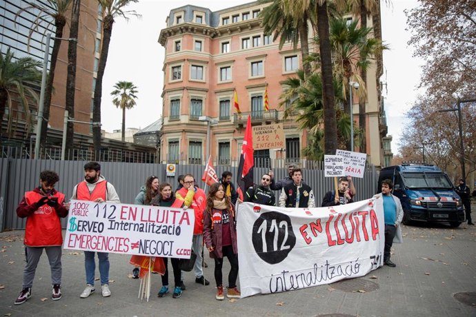 Trabajadores del 112 se concentran en Barcelona en su primer día de huelga indefinida