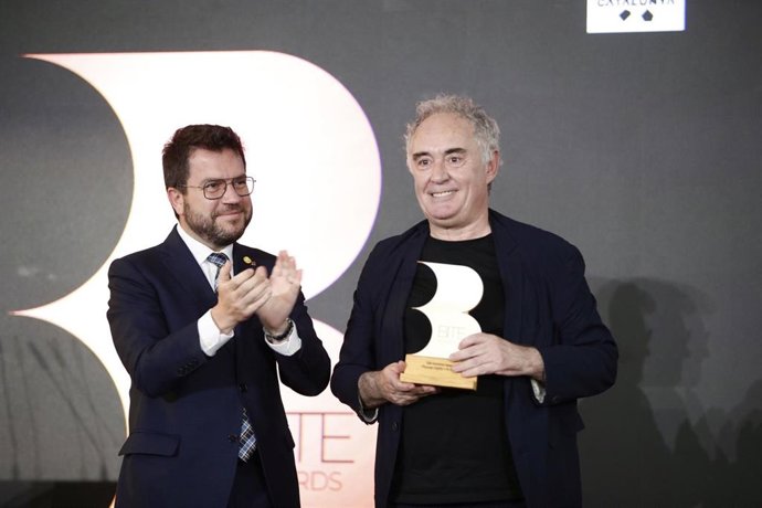 Archivo - El presidente de la Generalitat, Pere Aragons, y el cocinero Ferran Adri, galardonado en la primera edición de los Premis Bite y Mos en 2023