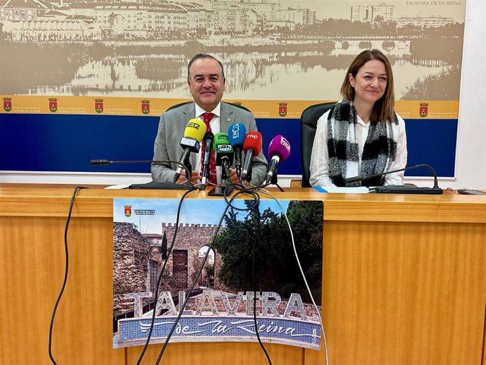 El alcalde de Talavera, José Julián Gregorio, y la concejala de Turismo, Gelen Delgado.