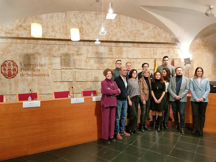 Responsables del programa deportivo para personas con cáncer durante la presentación en la sede de la UPSA