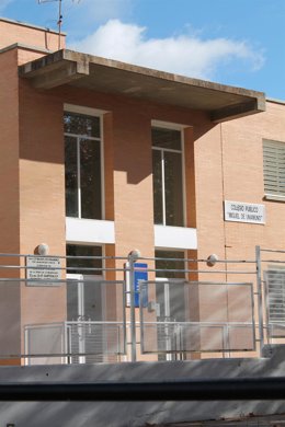 Archivo - Colegio público en una foto de archivo.