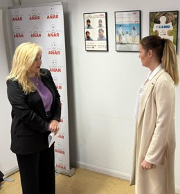 Ana Dávila (derecha) conversa con la directora de las líneas de ayuda de la Fundación ANAR, Diana Díaz.