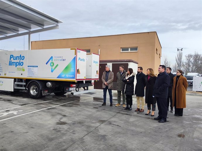 La alcaldesa de Zaragoza, Natalia Chueca, en las instalaciones de FCC Medio Ambiente