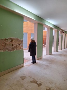 La delegada del Gobierno, Beatriz Arraiz, durante su visita al antiguo Palacio de Justicia