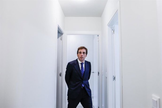 El alcalde de Madrid, José Luis Martínez-Almeida, en una de las promociones de La Rosilla, en Villa de Vallecas