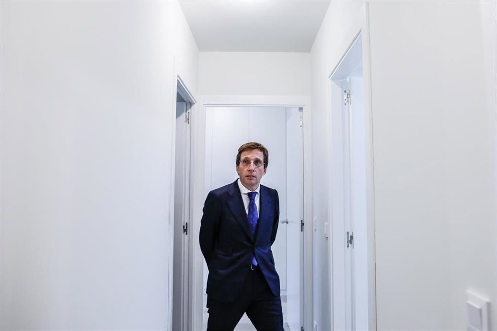 El alcalde de Madrid, José Luis Martínez-Almeida, en una de las promociones de La Rosilla, en Villa de Vallecas
