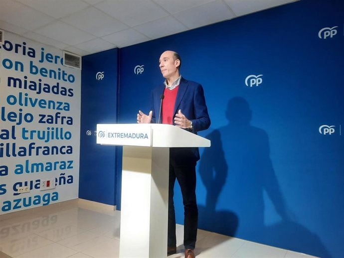 El portavoz del PP de Extremadura, José Ángel Sánchez Juliá, en rueda de prensa en Mérida
