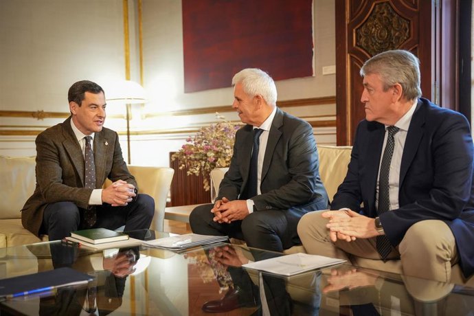 Moreno se reúne con Cooperativas Agroalimentarias de Andalucía para abordar asuntos de interés de un sector "clave" para la economía