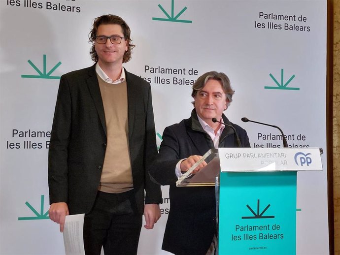 El portavoz del Grupo Parlamentario Popular, Sebastià Sagreras, junto al diputado Mauricio Rovira, en rueda de prensa.