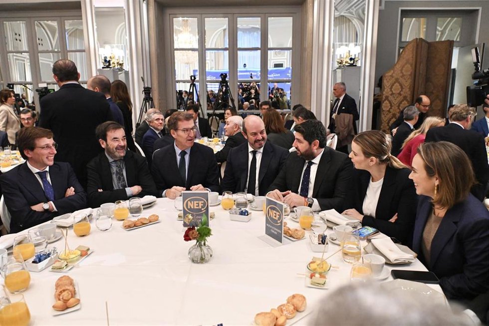 El presidente del Partido Popular de la Región de Murcia, Fernando López Miras, durante el desayuno informativo organizado por Nueva Economía Fórum, junto con el líder nacional del PP, Alberto Núñez Feijóo y parte de la dirección nacional del PP