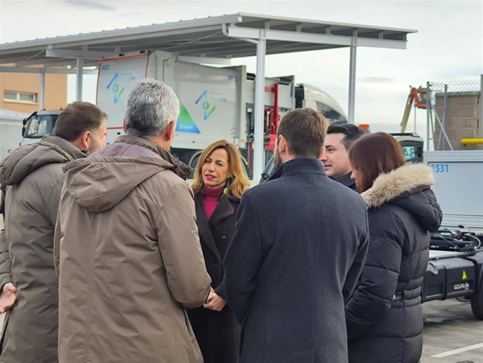 La alcaldesa, Natalia Chueca, en las instalaciones de FCC Medio Ambiente de Zaragoza