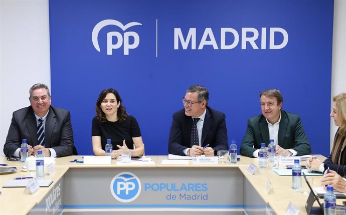 La  presidenta de la Comunidad de Madrid y presidenta del PP de Madrid, Isabel Díaz Ayuso (2i), preside junto al secretario general del PP de Madrid, Alfonso Serrano (2d), el Comité de Dirección del PP de Madrid, a 15 de enero de 2024, en Madrid (España).