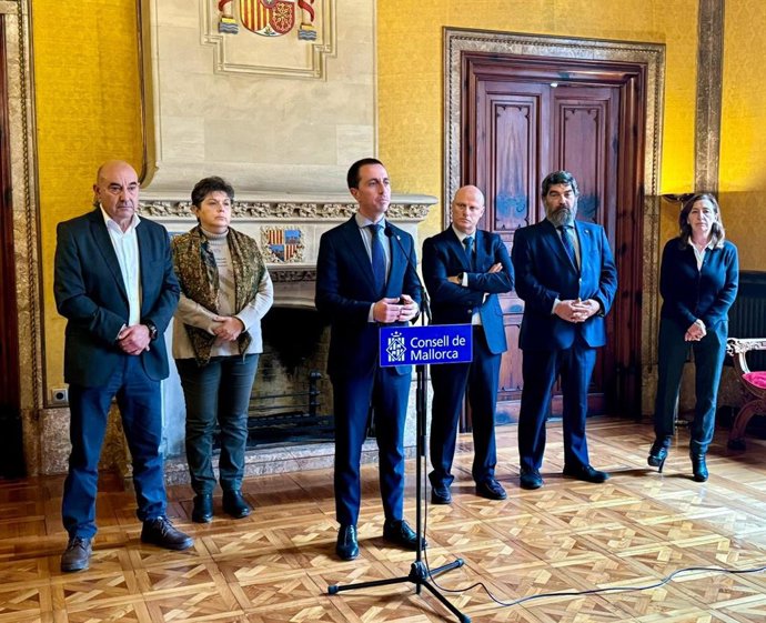 El presidente del Consell de Mallorca, Lloren Galmés, anuncia el acuerdo con el Ayuntamiento de Bunyola para la limpieza de los escombros en el polígono de ses Veles de Bunyola.