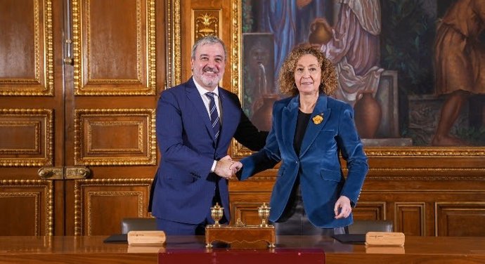 La consellera de Territorio de la Generalitat, Ester Capella, y el alcalde de Barcelona, Jaume Collboni
