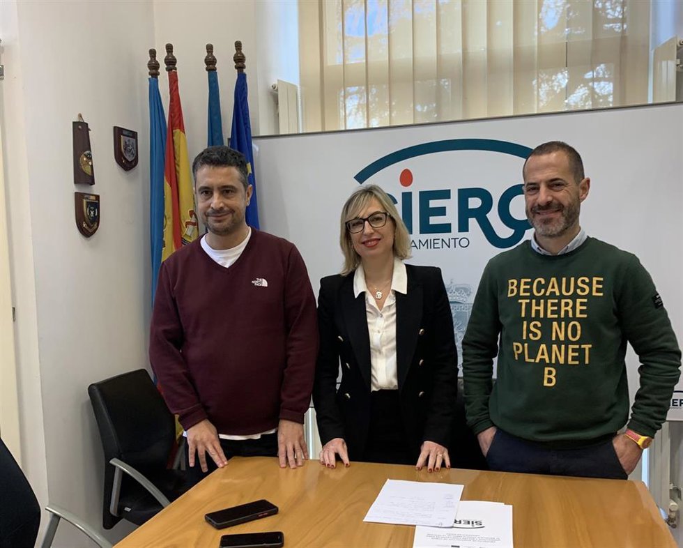 En las fotos el edil de Residuos Sólidos Urbanos, Javier Rodríguez; la concejala de Fondos Europeos, Susana Madera, y el alcalde, Ángel García.