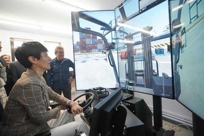 Archivo - La ministra de Inclusión, Seguridad Social y Migraciones, durante su visita al centro de formación Ignacio Ellacuría, en Vitoria-Gasteiz